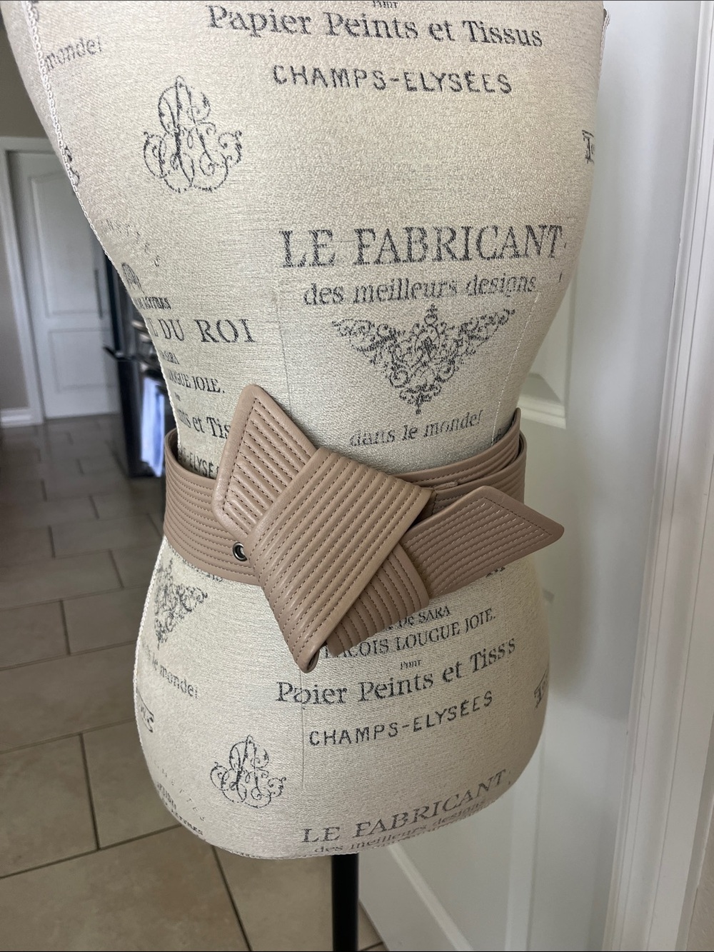 EUC MaxMara taupe leather 2 3/4" wide belt size medium
